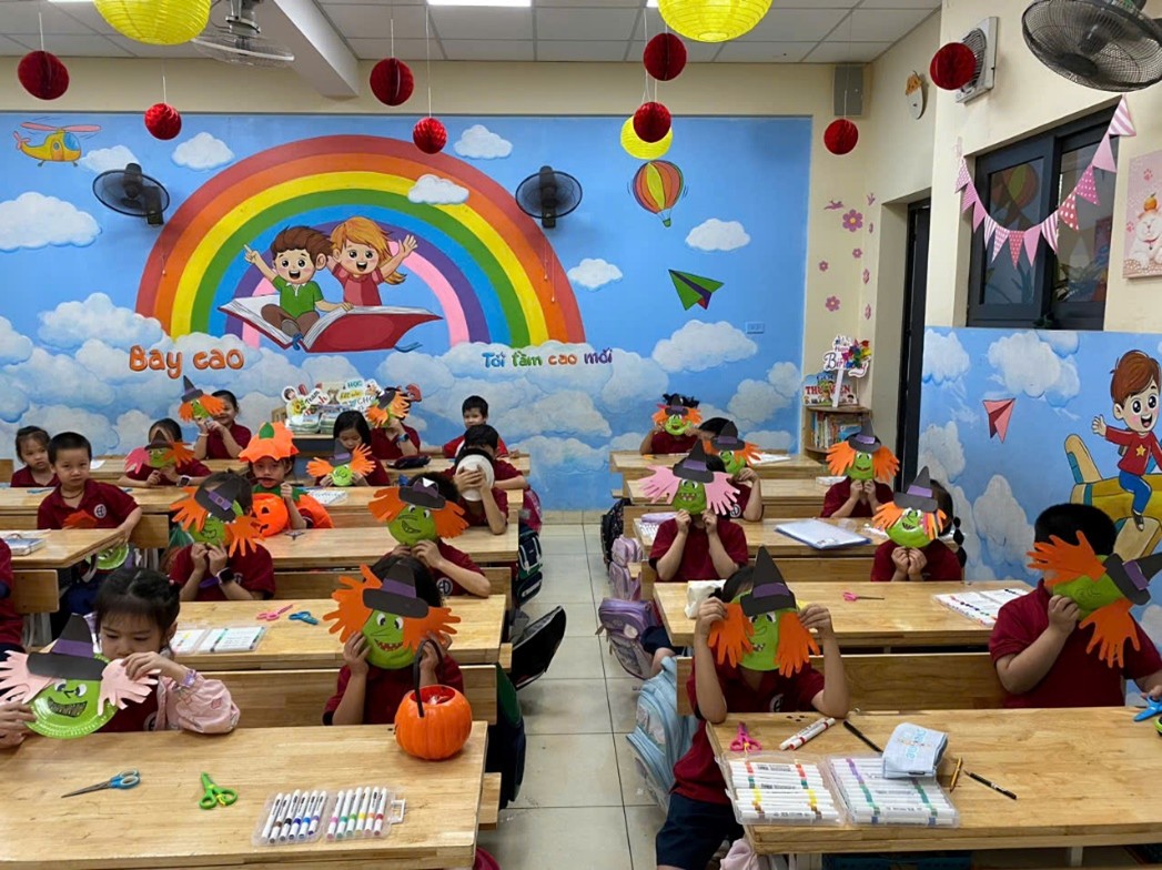 Học sinh lớp 1A6 say mê với hoạt động trải nghiệm trong giờ học Mĩ thuật của cô giáo Phạm Thị Hạnh