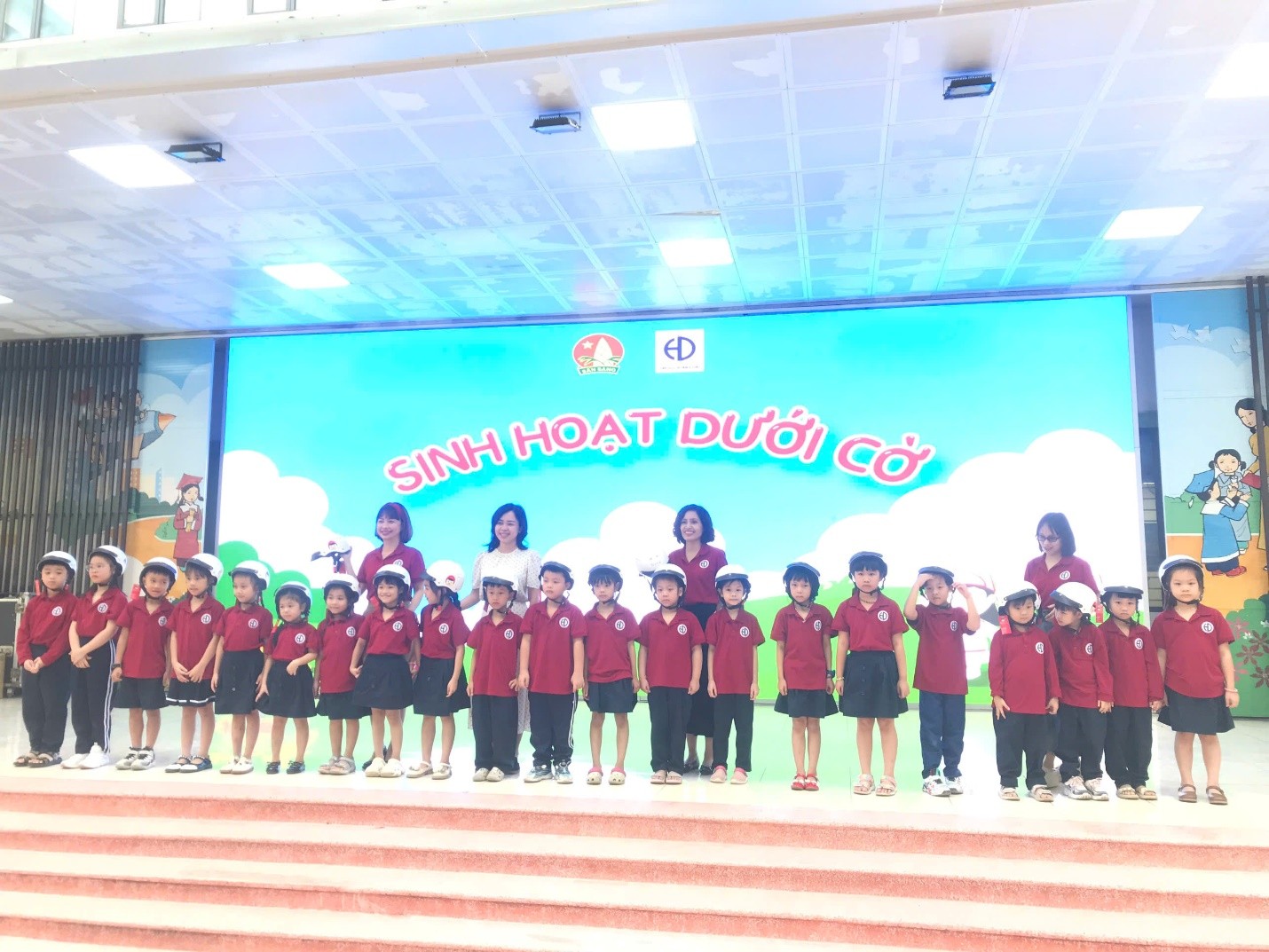 Học sinh khối 1 trường Tiểu học Hoàng Diệu phấn khởi khi được tặng những chiếc mũ bảo hiểm xinh xắn đạt chuẩn