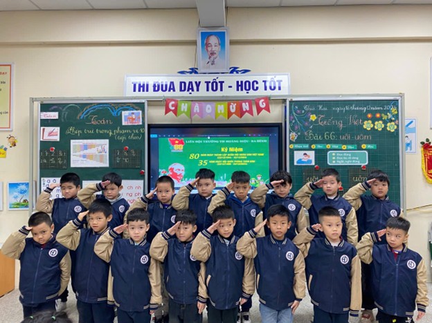Các bạn học sinh khối 1 chào mừng Ngày thành lập Quân đội nhân dân Việt Nam