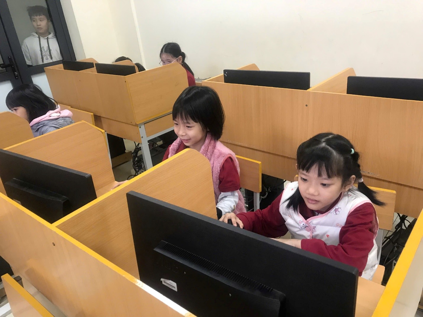 Các bạn học sinh lớp 1 tích cực tham gia sân chơi Trạng nguyên Tiếng Việt