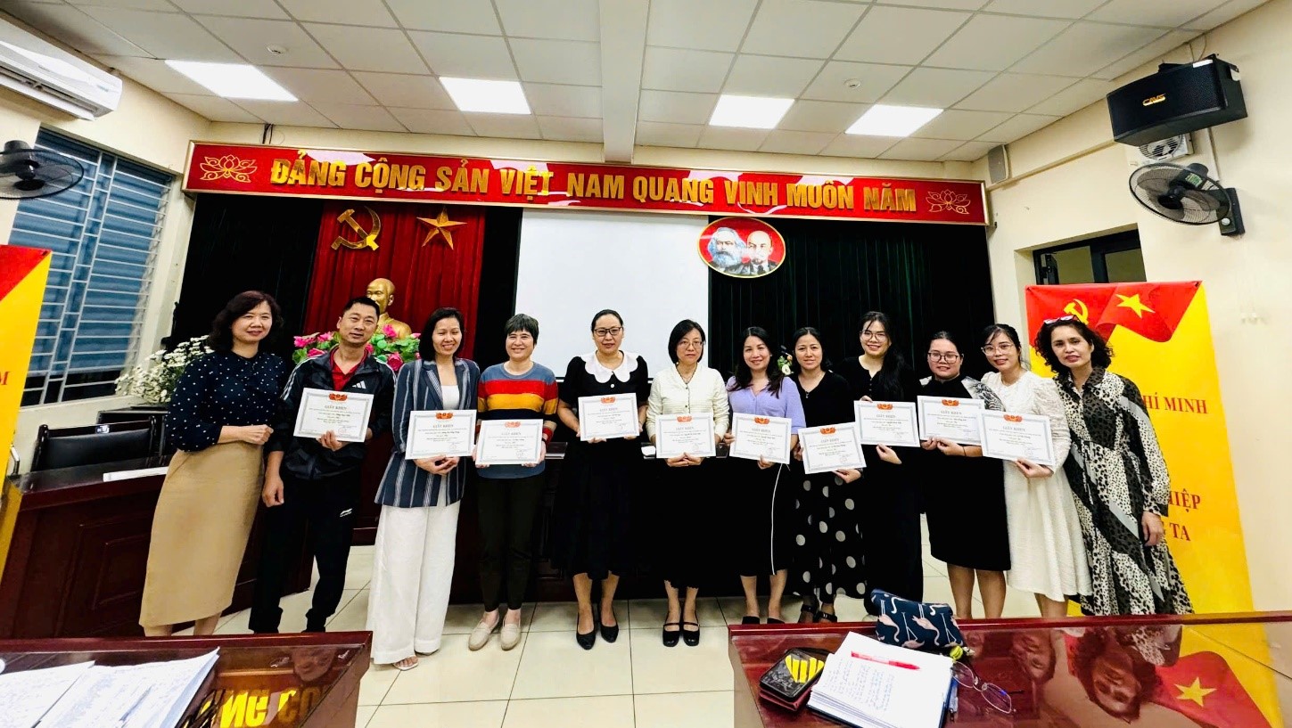 Ba cô giáo khối 4 xuất sắc giành giải cao tại Hội thi Giáo viên dạy giỏi cấp trường năm học 2024 – 2025