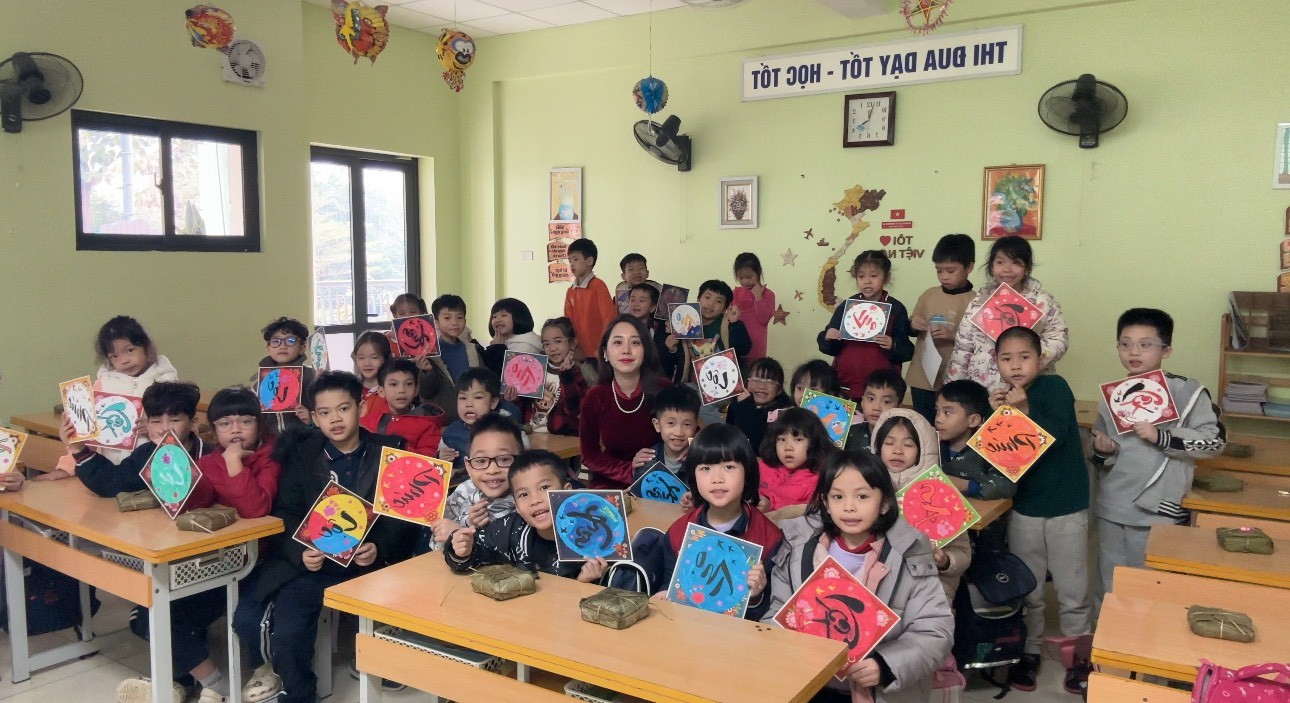 Các bạn nhỏ lớp 2A8 trải nghiệm tô màu chữ Thư Pháp