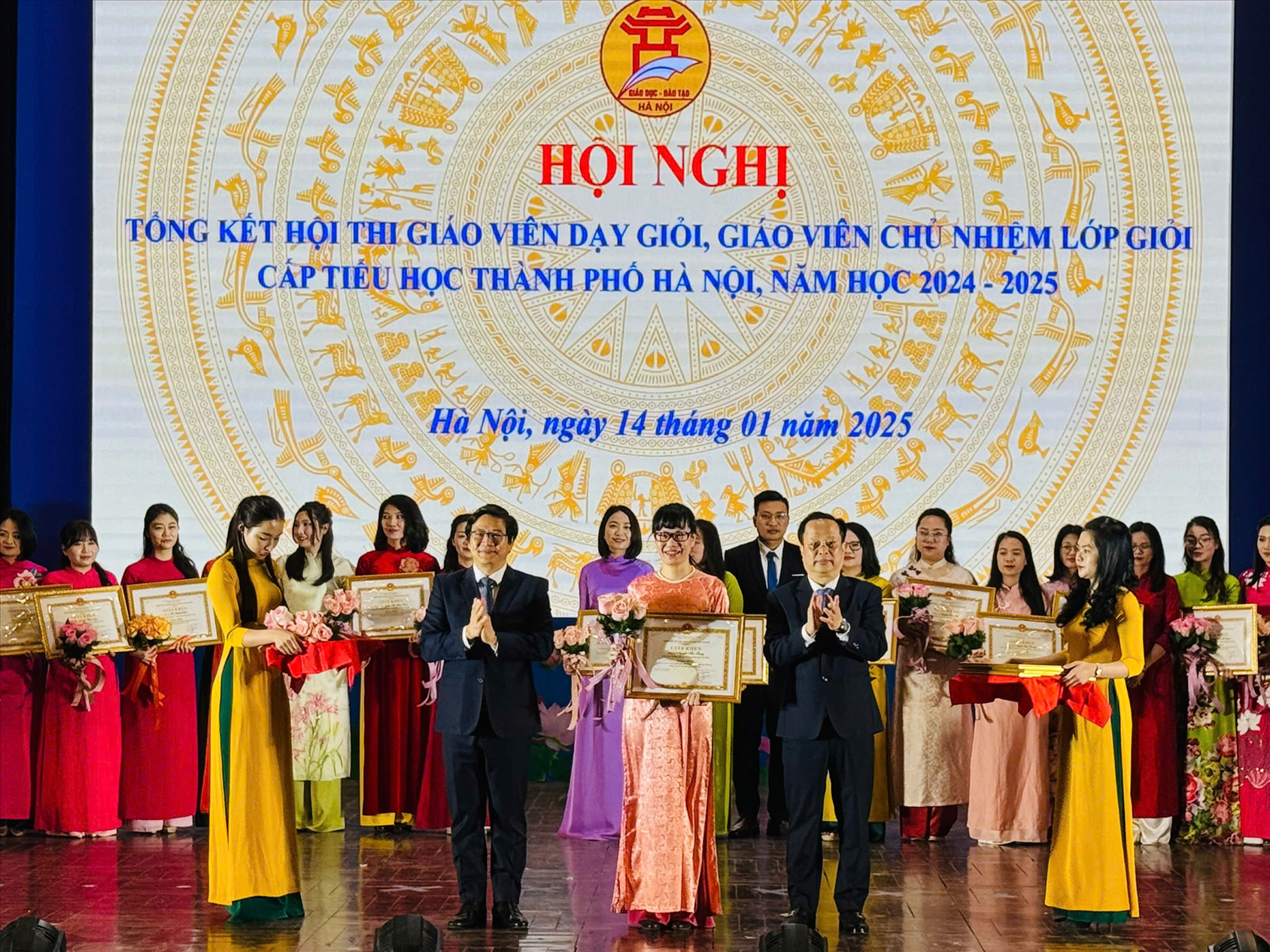 Cô Nguyễn Thu Trang tại Hội nghị tổng kết hội thi giáo viên dạy giỏi, giáo viên chủ nhiệm lớp giỏi cấp tiểu học năm học 2024-2025