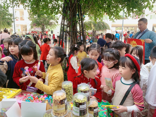 Khám Phá Hội Chợ Tết: Khi các bạn nhỏ  lớp 1 Thành 'Khách Hàng Nhí' Siêu Đáng Yêu!