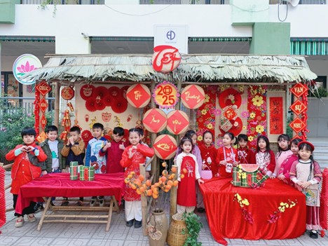 "Rộn ràng chào Xuân: Các bạn nhỏ Khối 1 Trường Tiểu Học Hoàng Diệu tưng bừng đón Tết"