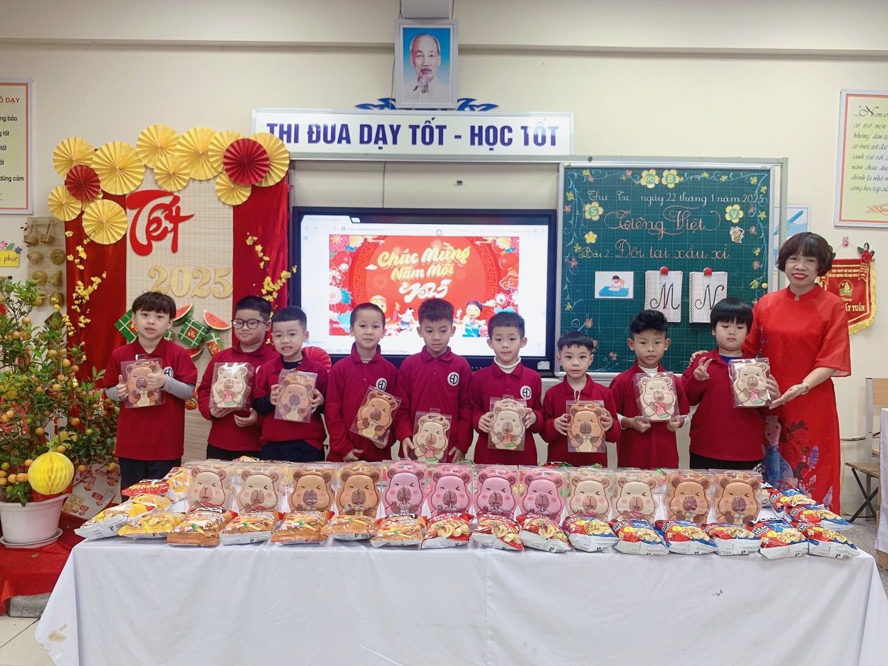 Học sinh khối 1 sôi nổi tham gia hoạt động trải nghiệm đón Tết Ất Tỵ