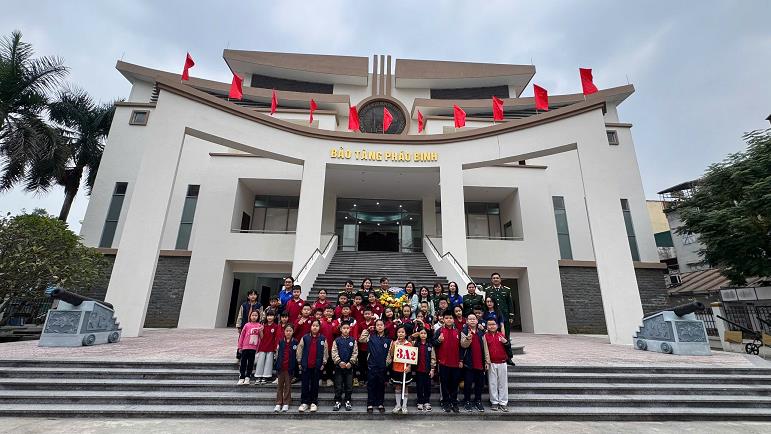 Học sinh Khối 3 trường Tiểu học Hoàng Diệu tham quan Bảo tàng Pháo Binh Chào mừng ngày Thành lập Quân đội Nhân dân Việt Nam 22/12