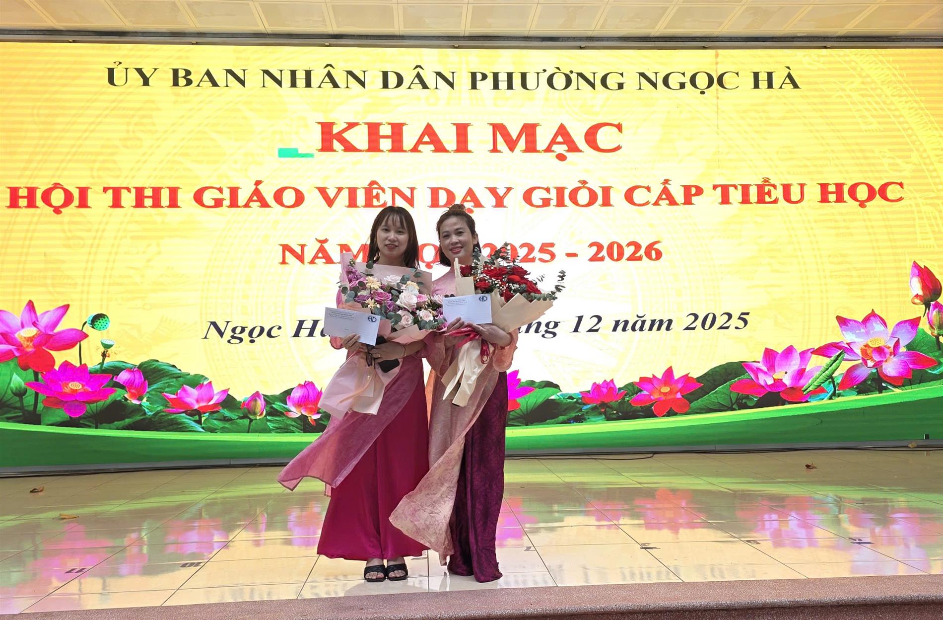 Hai bông hoa đẹp của trường Tiểu học Hoàng Diệu tại hội thi Giáo viên giỏi cấp Tiểu học phường Ngọc Hà.
