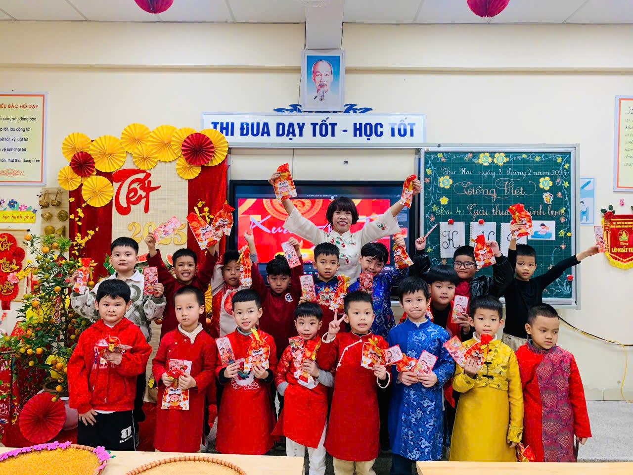 Các bạn học sinh lớp 1 hân hoan nhận lì xì đầu năm