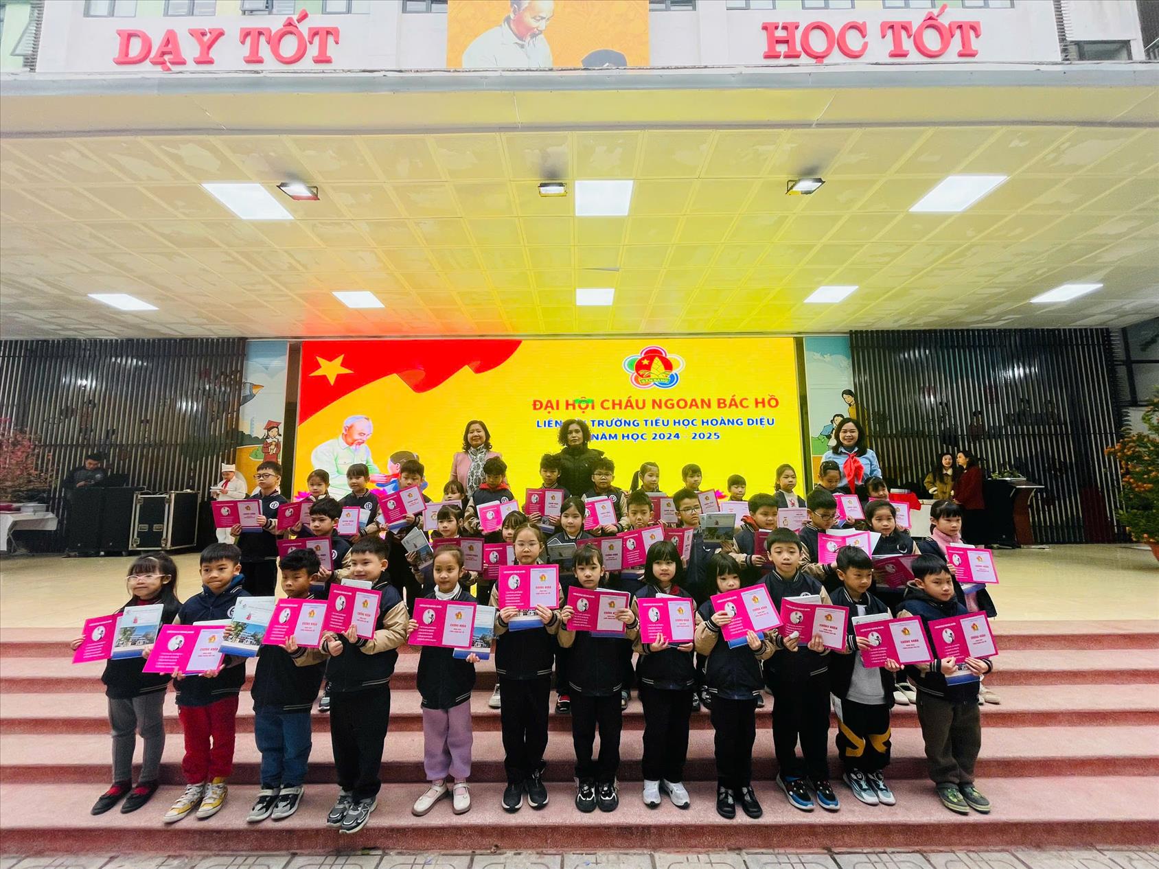 Các bạn học sinh khối 1 tham dự Đại hội cháu ngoan Bác hồ