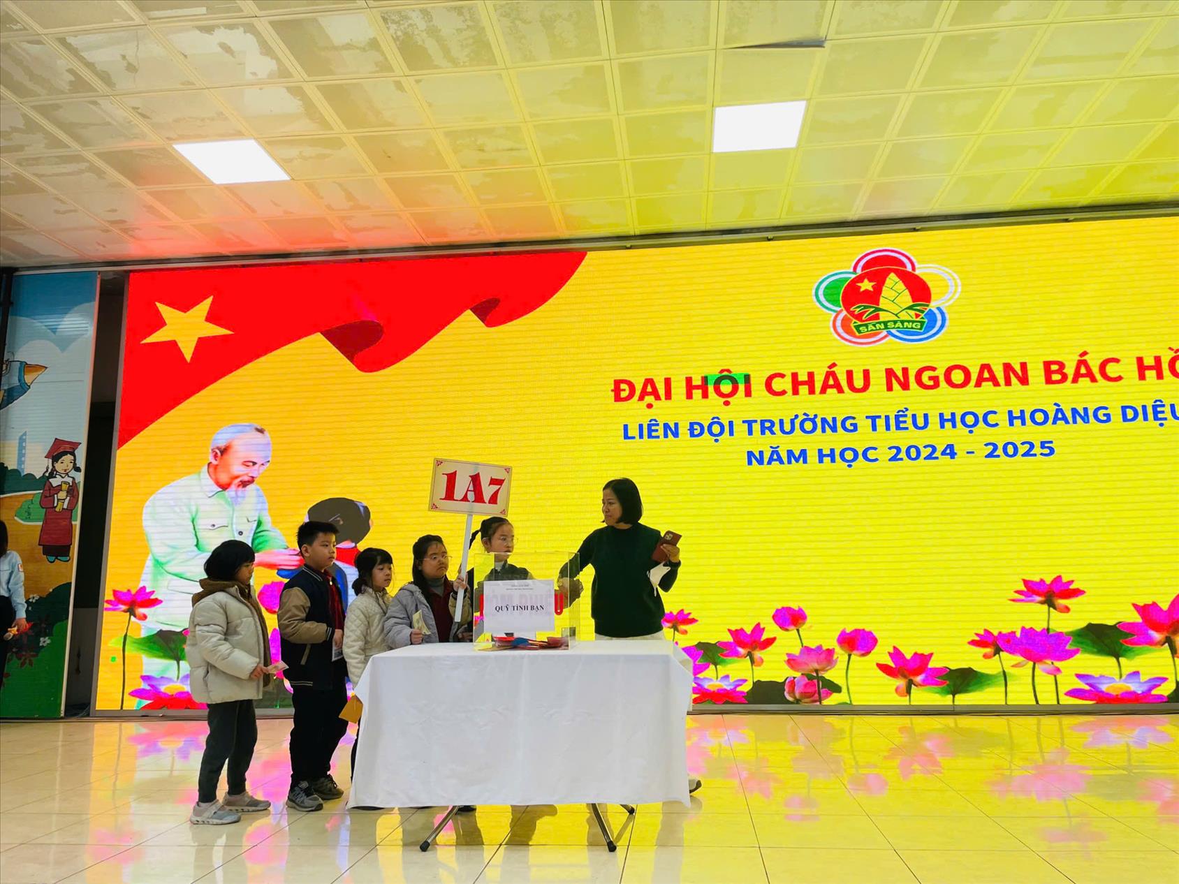 Học sinh khối 1 trường Tiểu học Hoàng Diệu chung tay xây dựng quỹ tình bạn Xuân Ất Tỵ