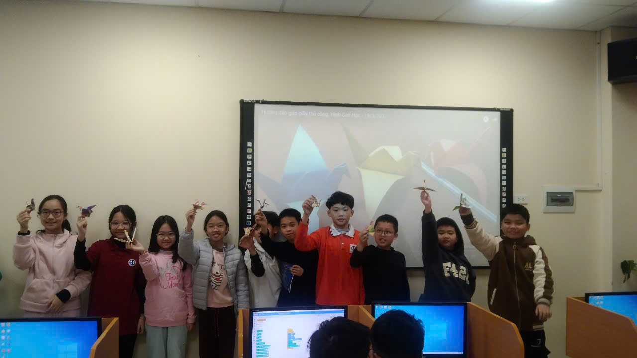 Học sinh khối lớp 5 trường Tiểu học Hoàng Diệu hào hứng với tiết học "Gấp con Hạc giấy" đầy sáng tạo