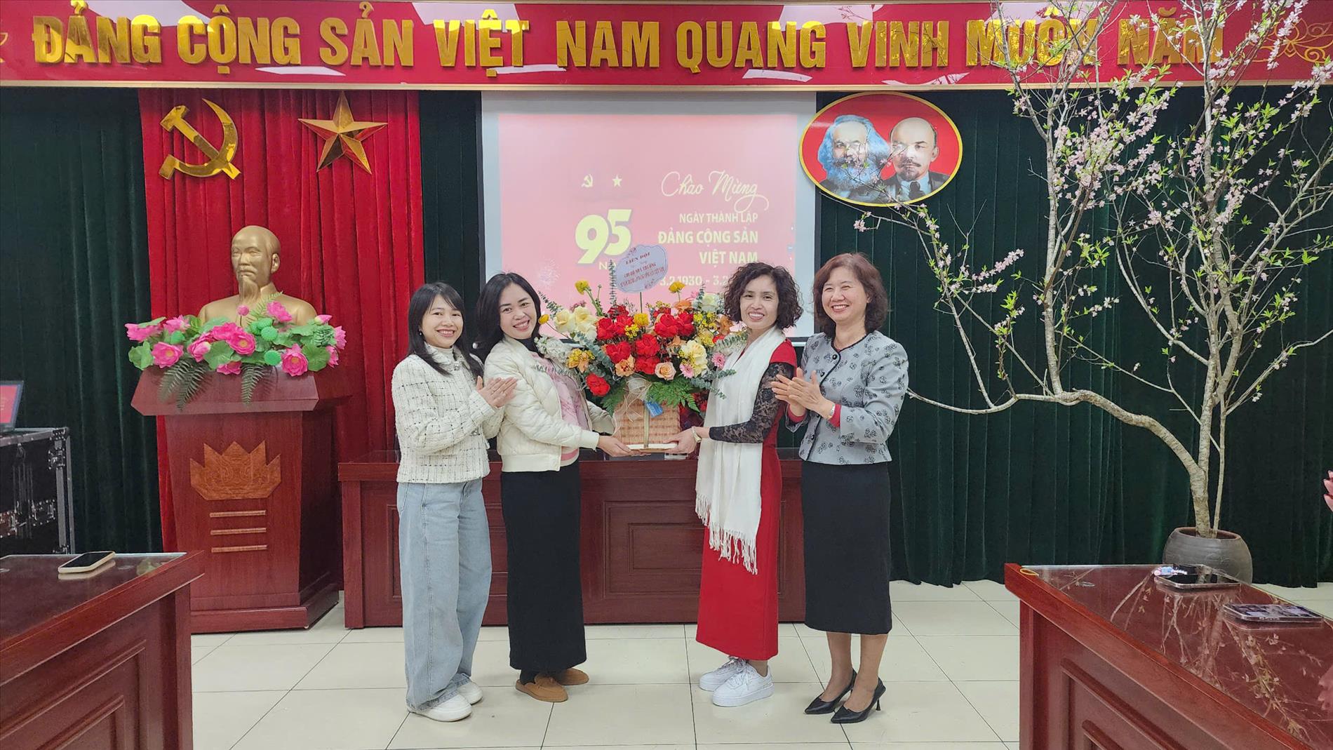 Chi bộ trường TH Hoàng Diệu hân hoan kỷ niệm 95 năm Ngày thành lập Đảng Cộng sản Việt Nam