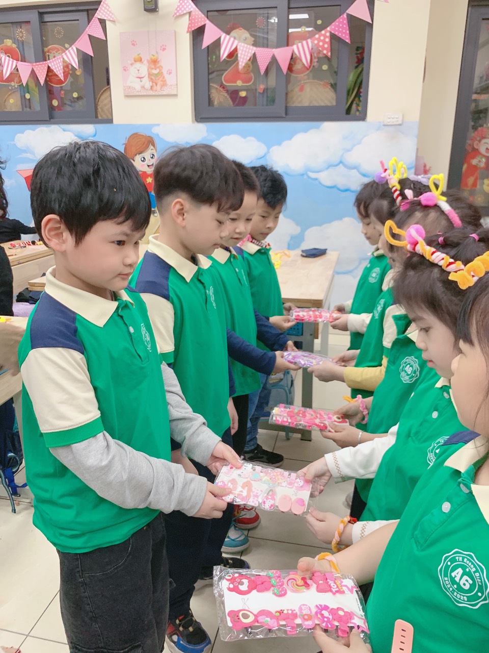 Những món quà nhỏ đáng yêu của các bạn nam lớp 1A6 tặng các bạn nữ nhân ngày 8/3