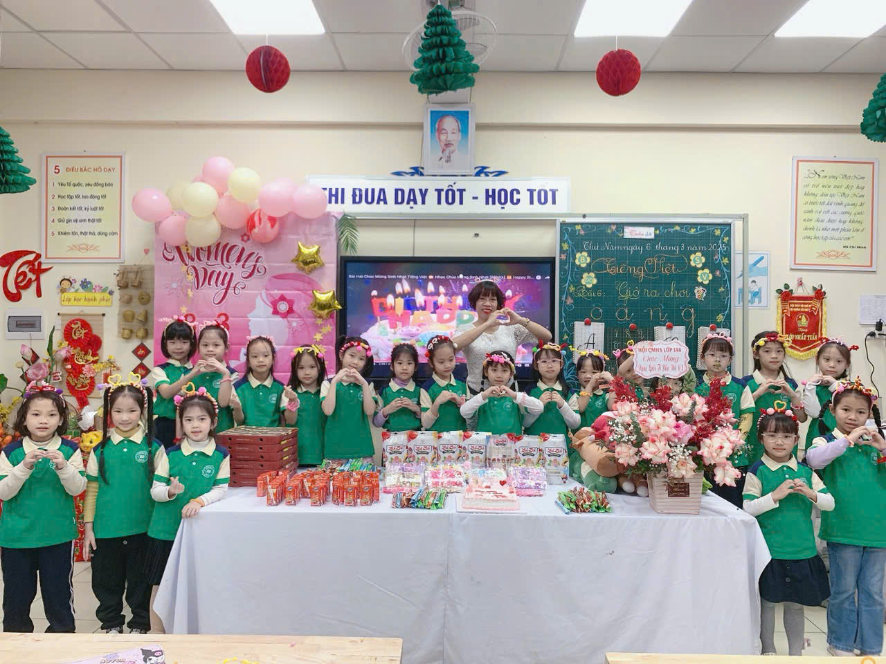 Workshop “ Cài yêu thương lên mái tóc mẹ” của các bạn nhỏ lớp 1
