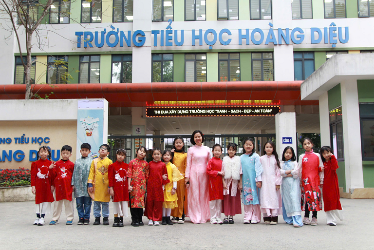 Cô trò lớp 3A8 rạng rỡ hân hoan hưởng ứng “Tuần lễ áo dài” chào mừng ngày 8/3