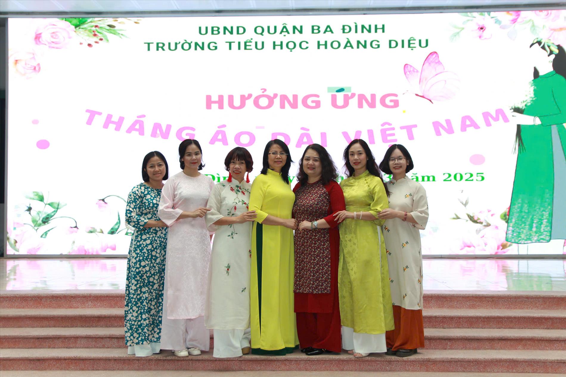 Các bạn nhỏ khối 1 và cô giáo duyên dáng trong tà áo dài trong tuần lễ chào mừng ngày 8/3