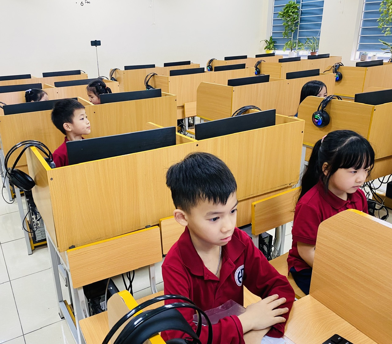 Học sinh khối 1 Trường Tiểu học Hoàng Diệu tự tin tranh tài tại cuộc thi Trạng Nguyên Tiếng Việt cấp Thành phố năm học 2024 - 2025