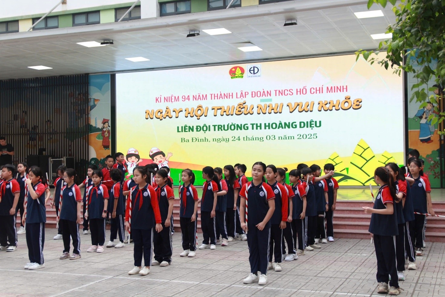 Hào hùng và khí thế trong bài thi Đồng diễn thể dục với gậy của học sinh khối 4
