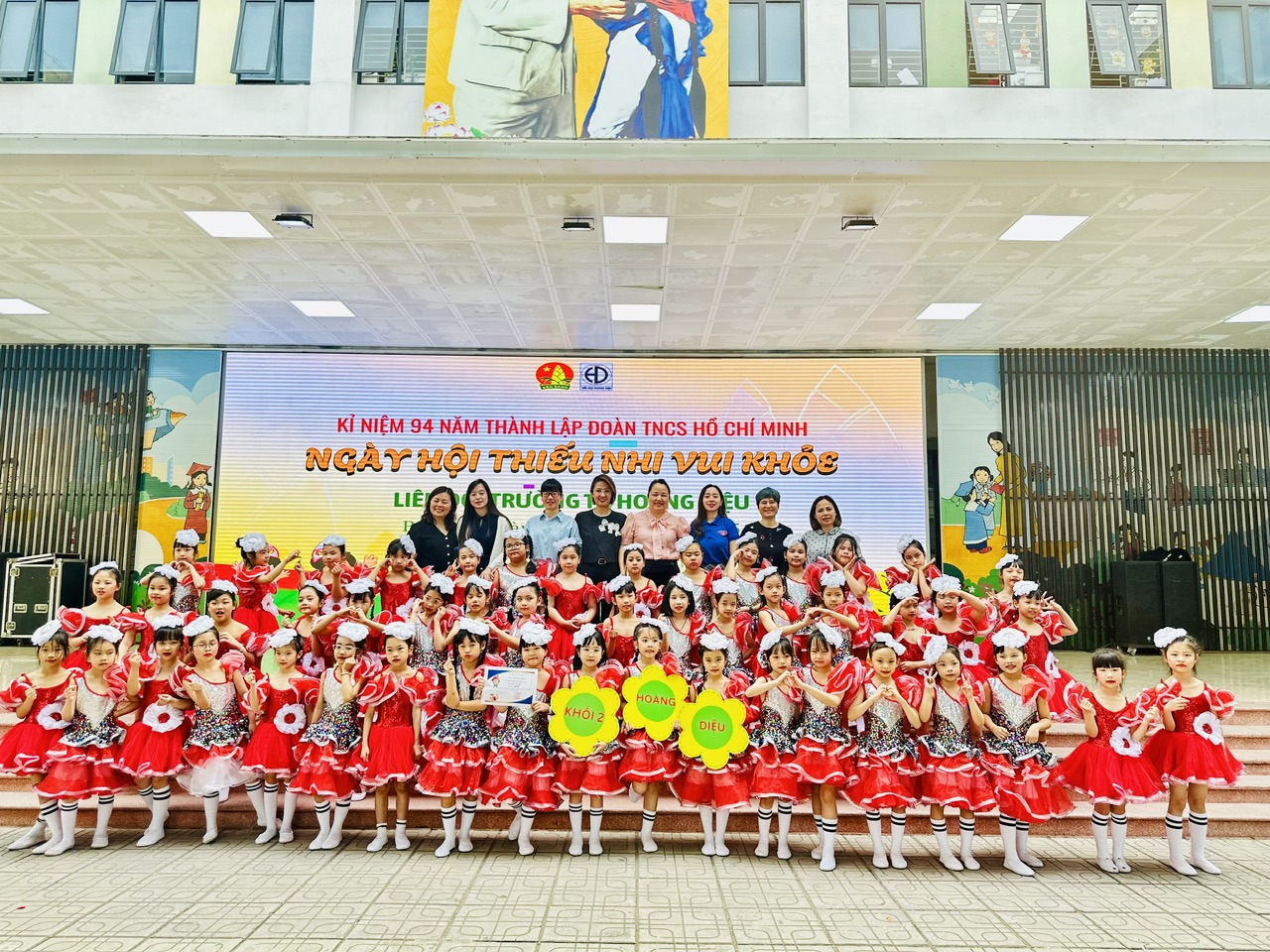 Khối 2 xuất sắc đạt giải Nhất với bài thi Đồng diễn thể dục phối hợp