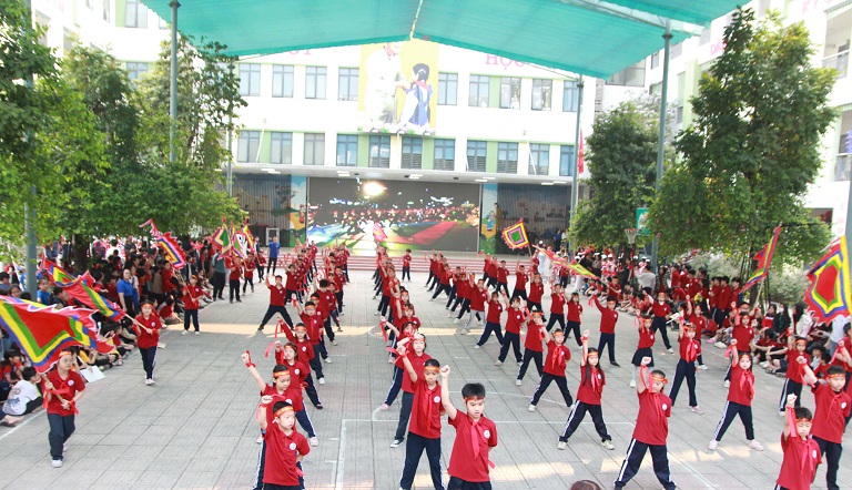Học sinh khối ba hào hứng tham gia ngày hội “Thiếu nhi vui khỏe” chào mừng 94 năm ngày thành lập Đoàn TNCS Hồ Chí Minh