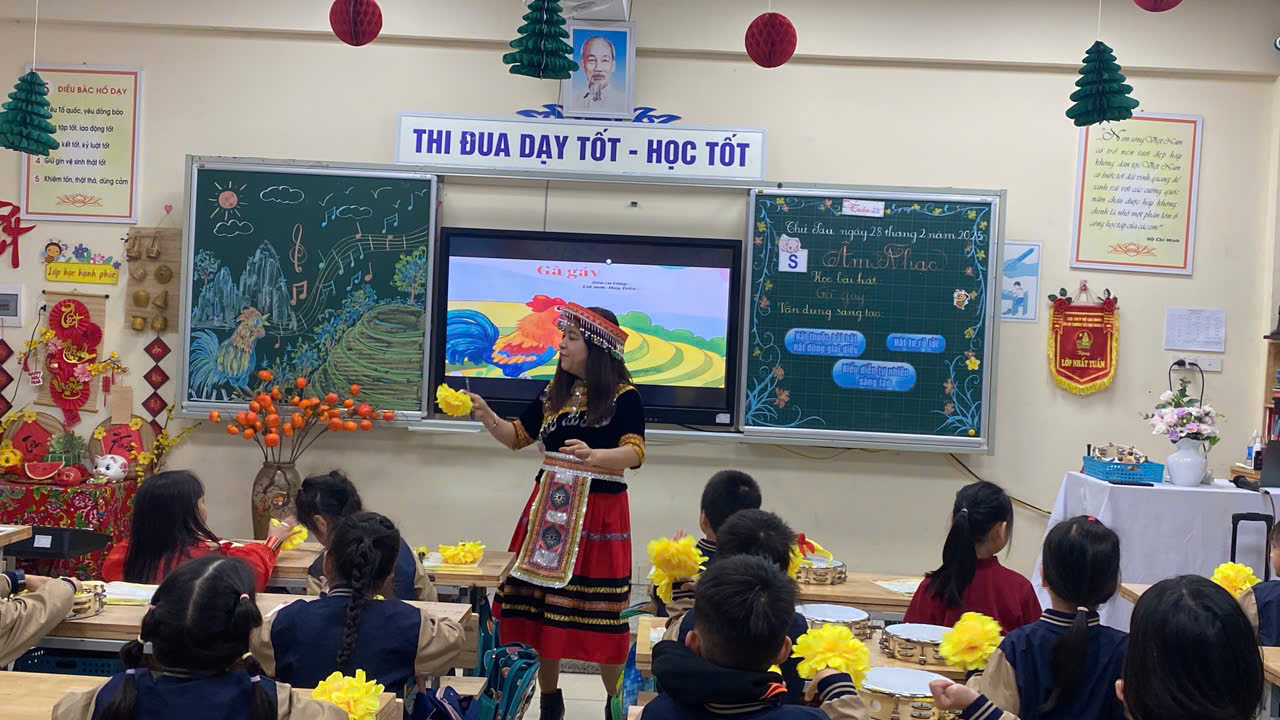 Tiết mục khởi động sôi động do cô Phương Anh  cùng học sinh lớp 1A6 thể hiện