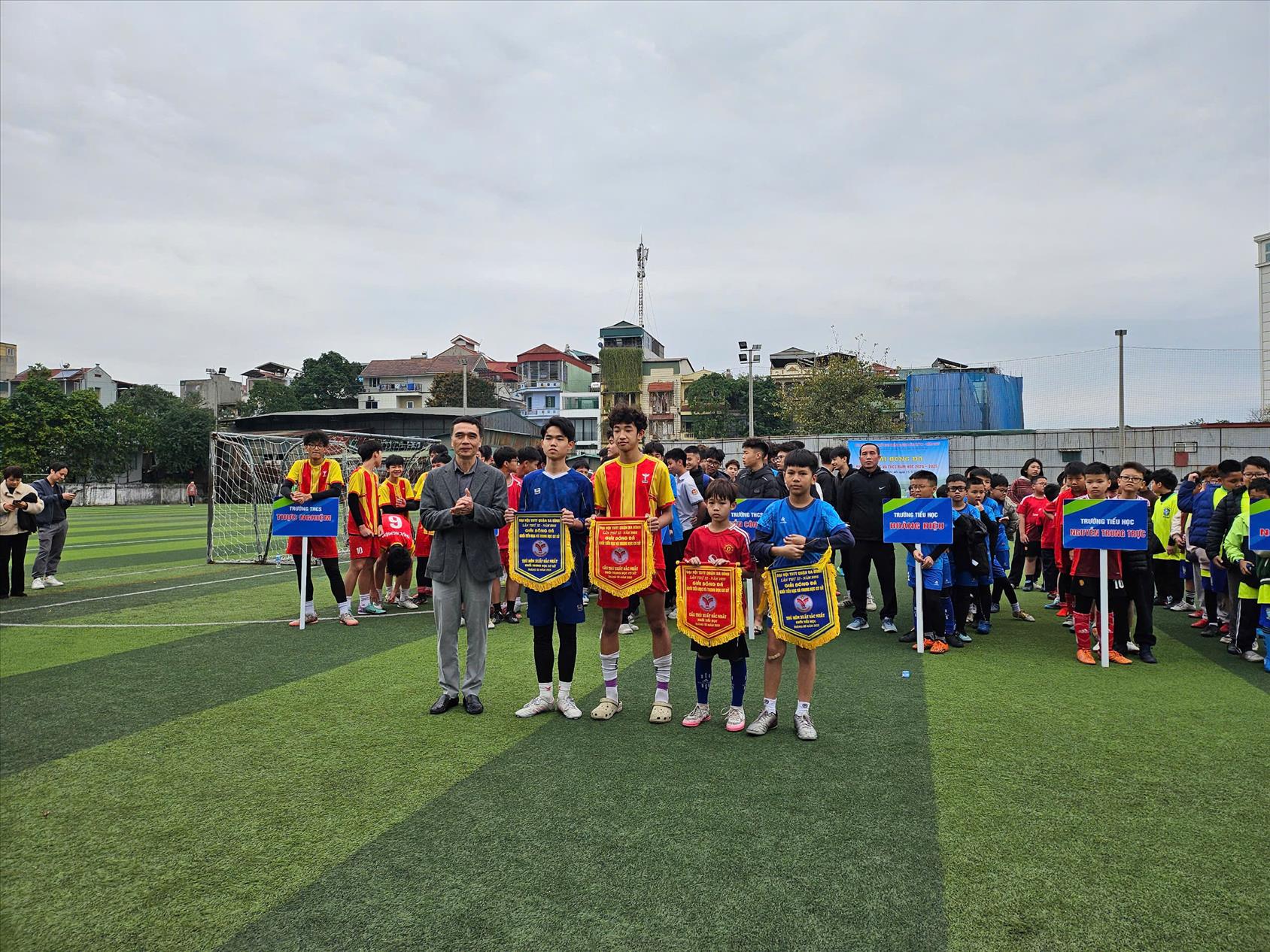 Chúc mừng đội bóng đá trường Tiểu học Hoàng Diệu giành Huy chương Vàng tại giải bóng đá nam quận Ba Đình năm 2025