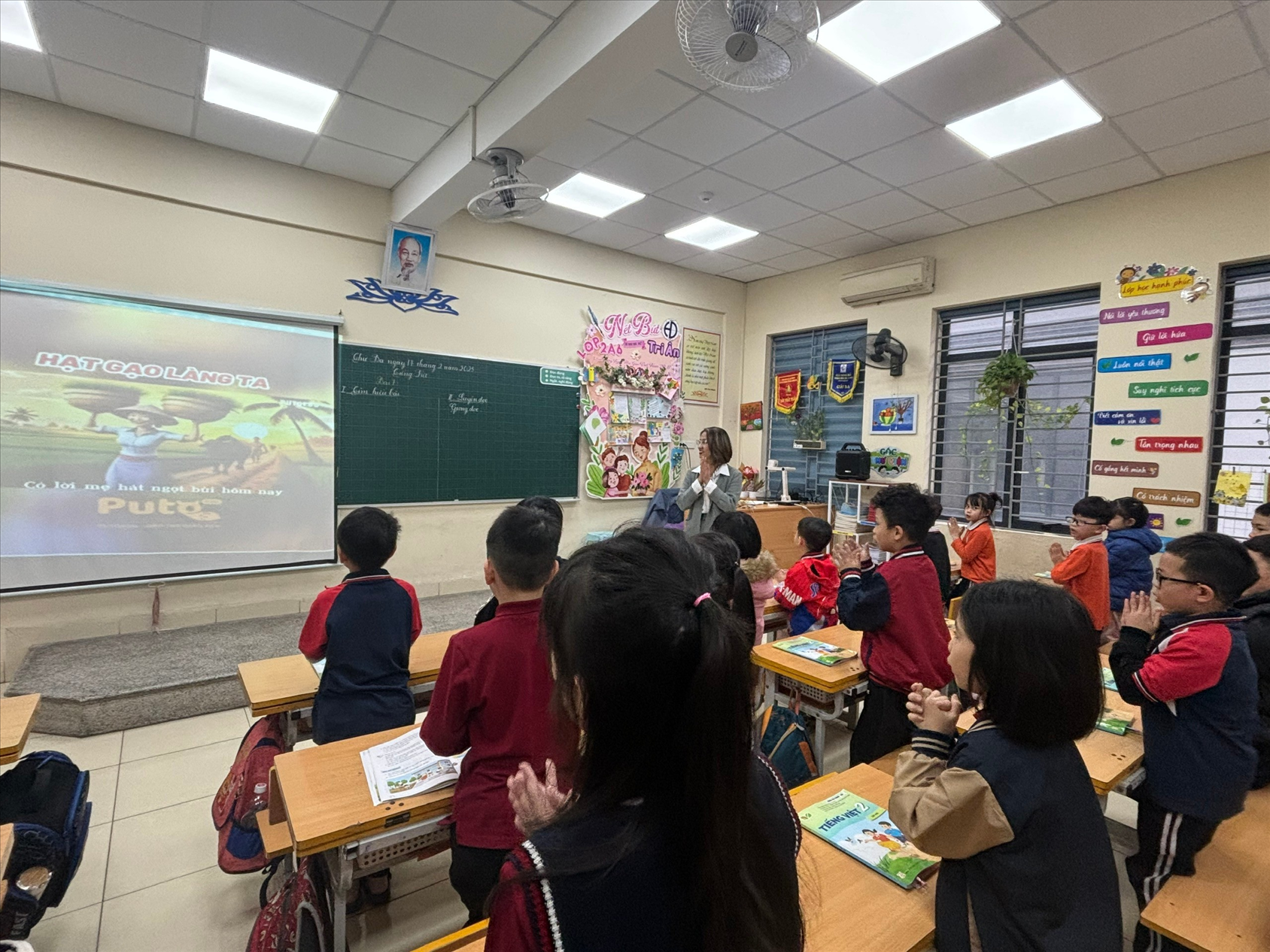Cô giáo Nguyễn Thị Kim Phượng thực hiện thành công tiết hội giảng môn Tiếng Việt lớp 2