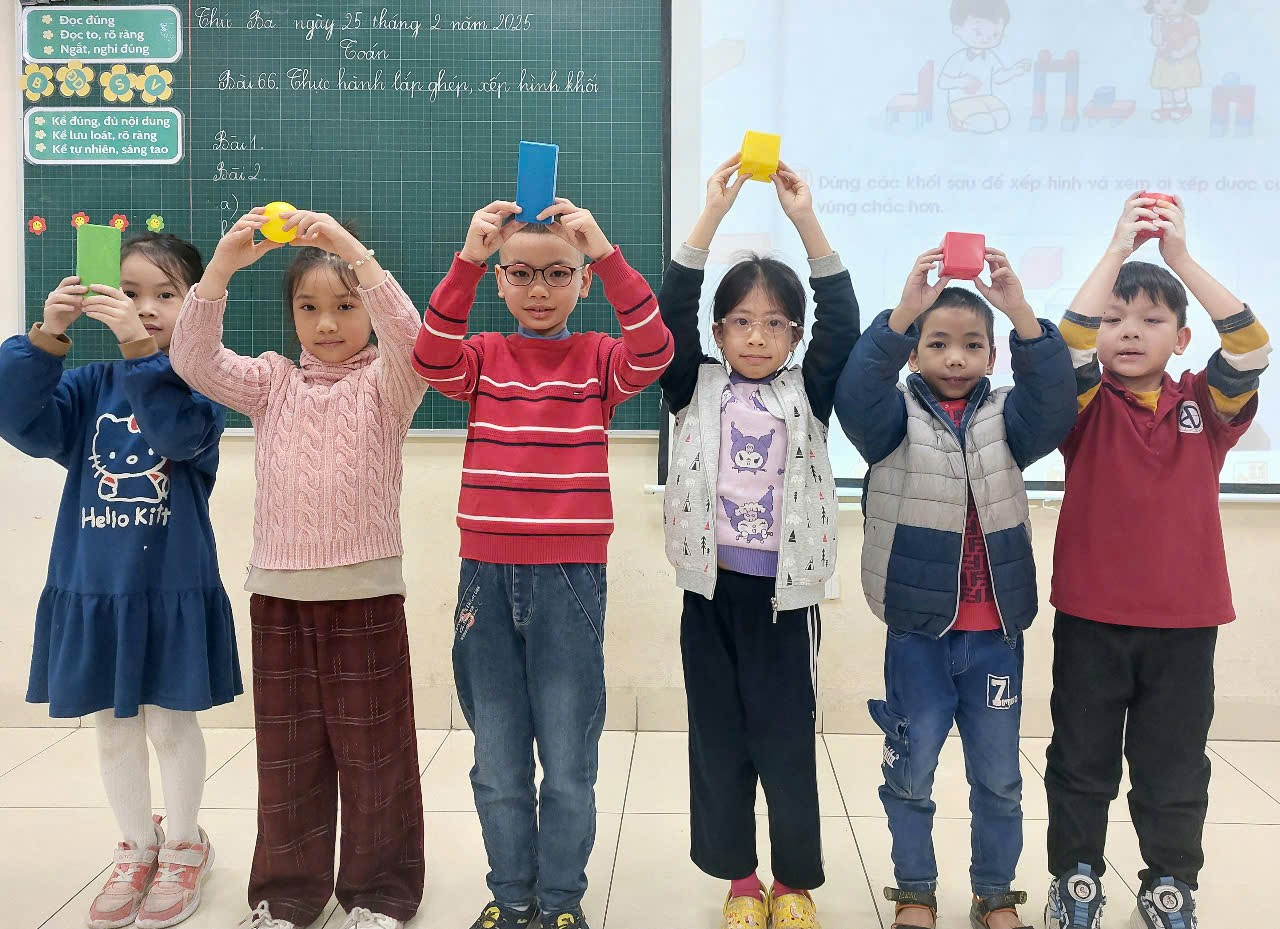 Các bạn nhỏ lớp 2A1 trải nghiệm làm mô hình các hình khối trong tiết thực hành Toán