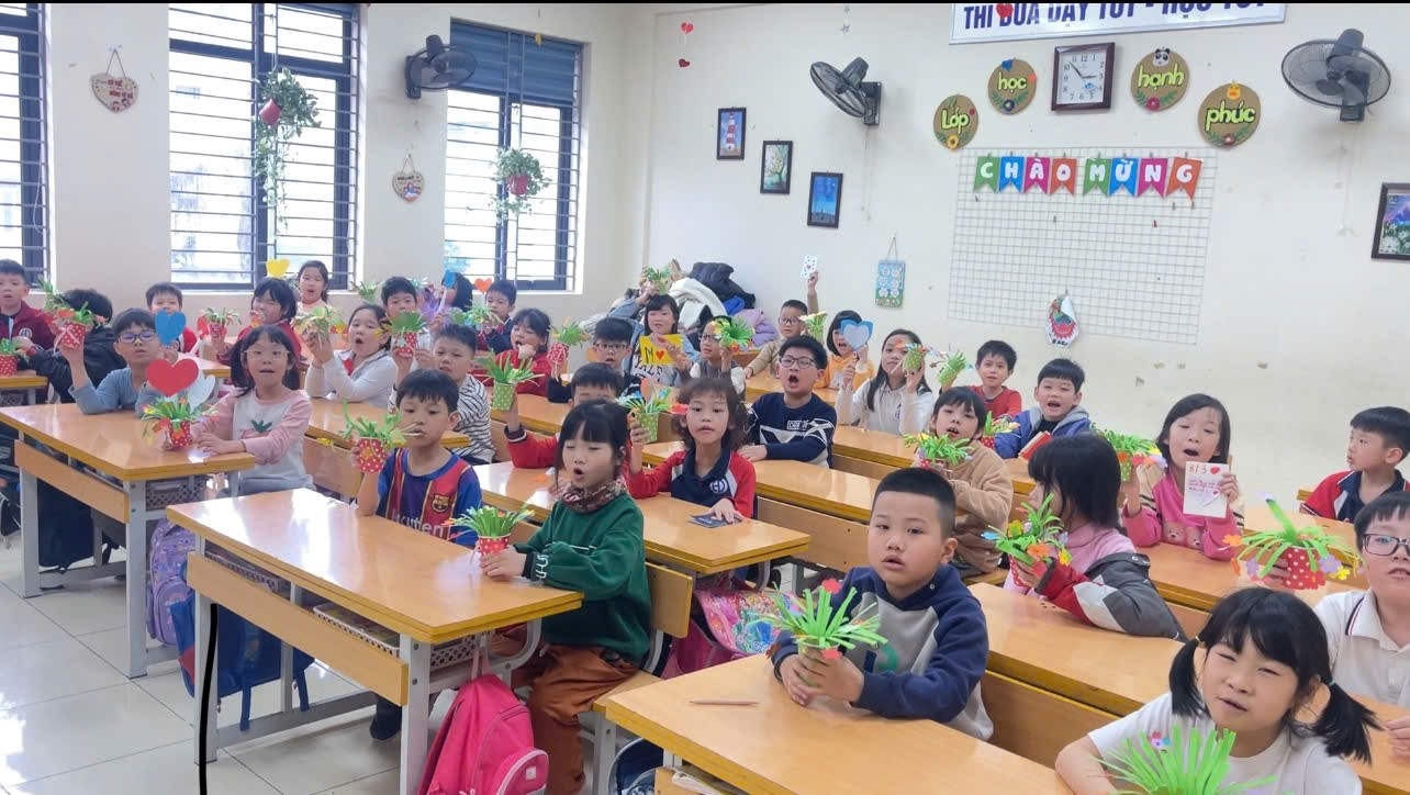 Các bạn nhỏ lớp 2A3 hào hứng làm chậu hoa bằng giấy kỉ niệm 8/3