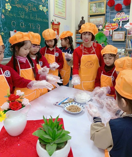 Hoạt động trải nghiệm làm bánh Trôi nhân Ngày Tết Hàn thực của học sinh lớp 1A6