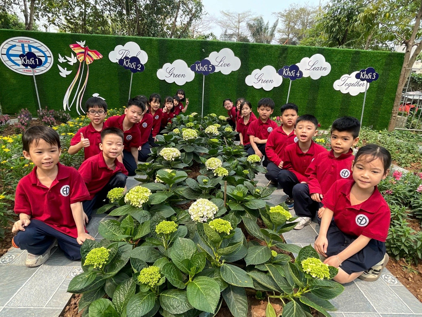 Học sinh lớp 1A7 trường Tiểu học Hoàng Diệu hăng hái chăm sóc vườn hoa trong khuôn viên nhà trường