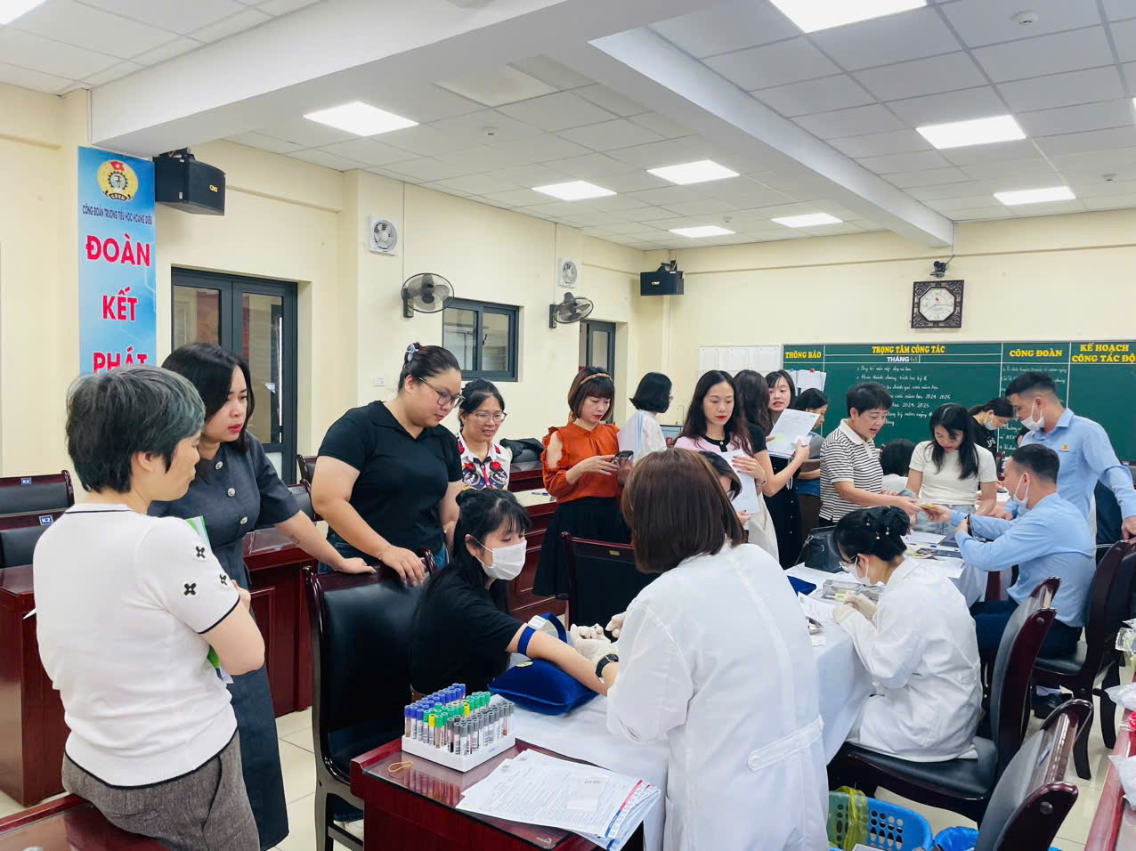 Trường Tiểu học Hoàng Diệu tổ chức khám sức khỏe định kỳ cho đội ngũ Cán bộ - Giáo viên – Nhân viên nhà trường