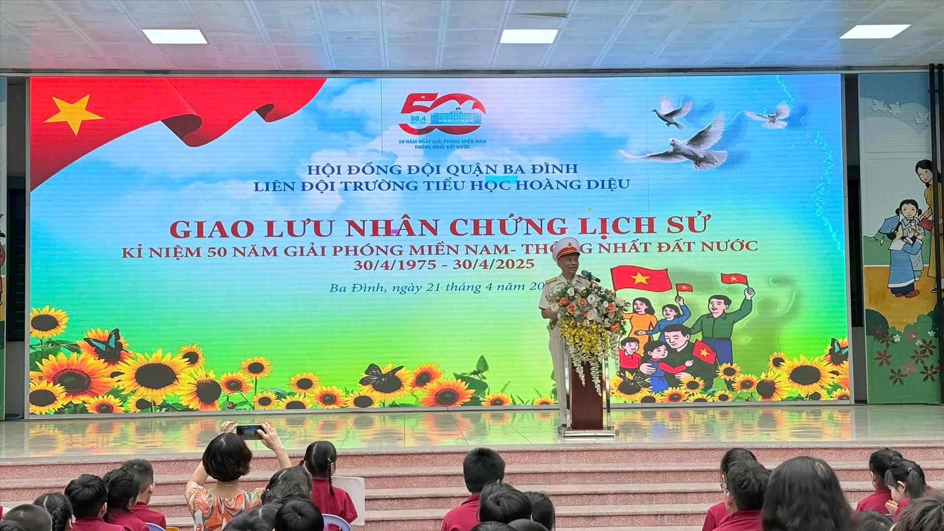 Lắng nghe lịch sử, thắp sáng lòng yêu nước - Buổi sinh hoạt dưới cờ đặc biệt của các con học sinh khối 4 tại trường Tiểu học Hoàng Diệu