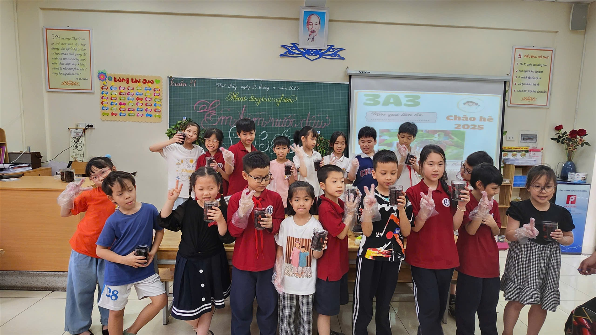 Học sinh lớp 3A3 hào hứng với tiết hoạt động trải nghiệm: “Em làm nước dâu tằm”