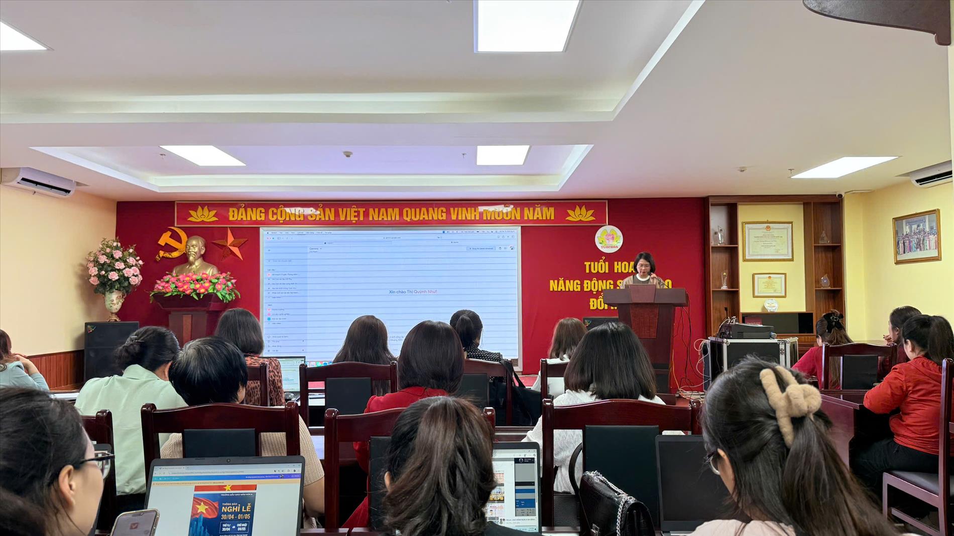 Giáo viên trường Tiểu học Hoàng Diệu tham dự tập huấn ứng dụng AI trong truyền thông và giảng dạy