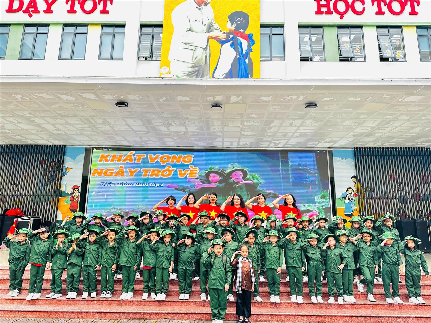 Khát Vọng Ngày Trở Về: Buổi biểu diễn hào hùng chào mừng ngày Giải phóng miền Nam 30-4 và Quốc tế Lao động 1-5 của các bạn nhỏ Khối 1