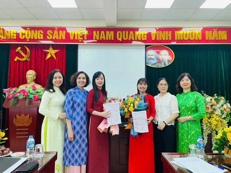 Chi bộ trường Tiểu học Hoàng Diệu long trọng tổ chức Lễ kết nạp đảng viên mới