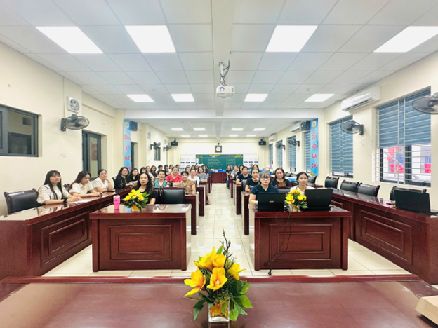 Cán bộ, giáo viên trường Tiểu học Hoàng Diệu tích cực tham gia lớp bồi dưỡng giáo dục lý luận chính trị hè 2025