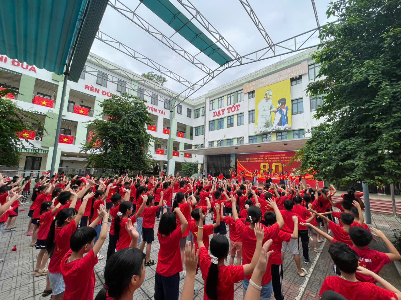 Học sinh khối 5 trường Tiểu học Hoàng Diệu - Tự hào tiếp bước tương lai.