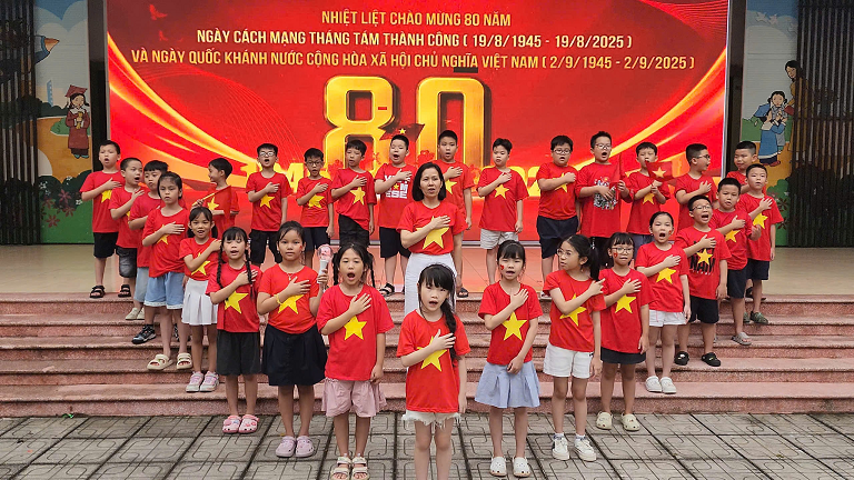 Học sinh Khối 3 trường Tiểu học Hoàng Diệu hướng về kỉ niệm 80 năm Quốc khánh 2/9