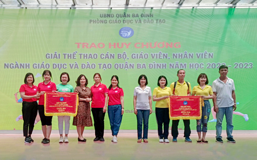 A group of people holding signs

Description automatically generated with medium confidence