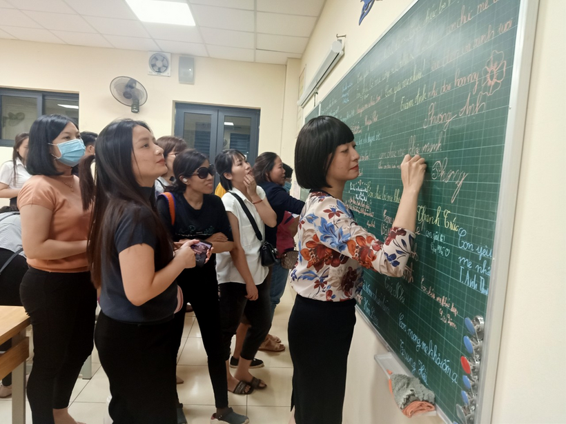Ảnh có chứa người, trong nhàMô tả được tạo tự động