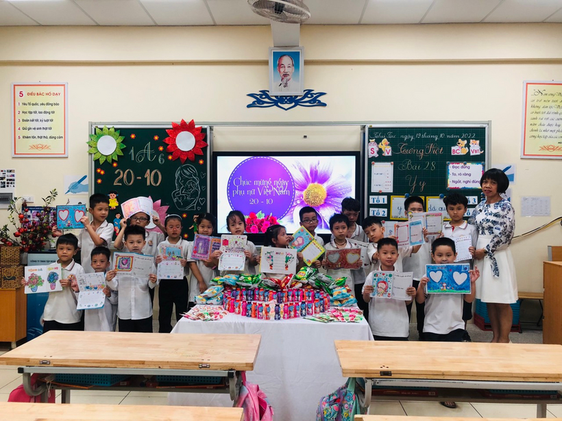 A group of children in a classroom

Description automatically generated with medium confidence