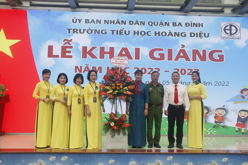 A group of people posing for a photo

Description automatically generated with medium confidence