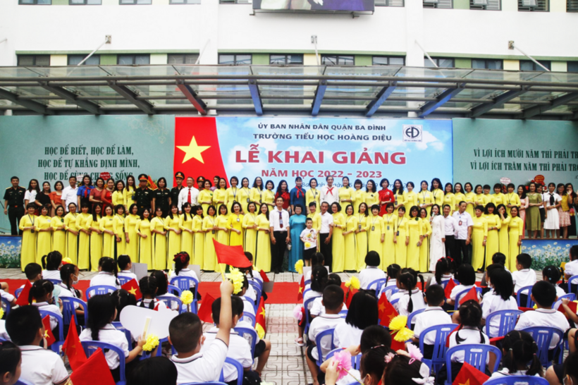 A group of people holding flags

Description automatically generated with low confidence