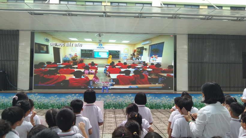 A group of people in a room

Description automatically generated with medium confidence