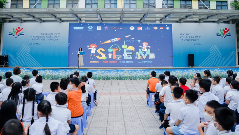 A person addressing a group of people

Description automatically generated with low confidence