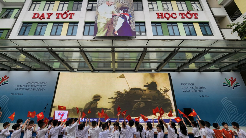 A crowd of people outside a building

Description automatically generated with medium confidence