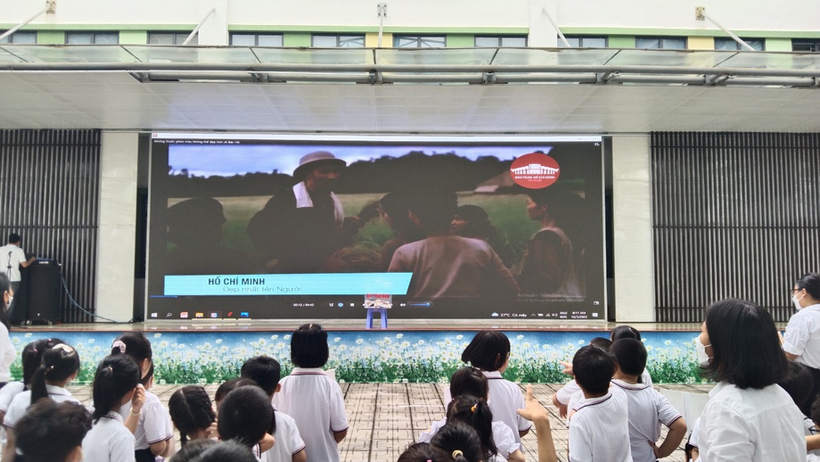 A group of people watching a television

Description automatically generated with low confidence